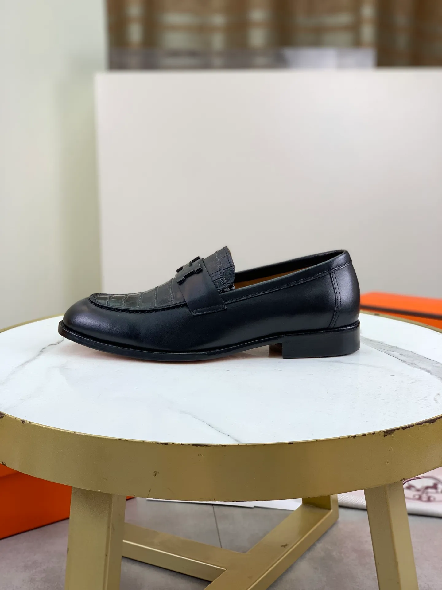 Factory price P980 💰💎💎💎 Original genuine leather outsole Brand: Hermès Grade: Same as the official website Original quality materials: Original soft calfskin Water-dyed cowhide lining Original Italian genuine leather outsole Style categories: Men's fashion Formal casual leather shoes Slip-on men's shoes series Young fashion European and American trends British style Code number: 39-45 (38.46 can be customized)